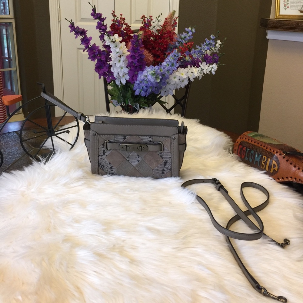 🎉AUTHENTIC COACH SWAGGER WRISTLET/CROSS BODY BAG